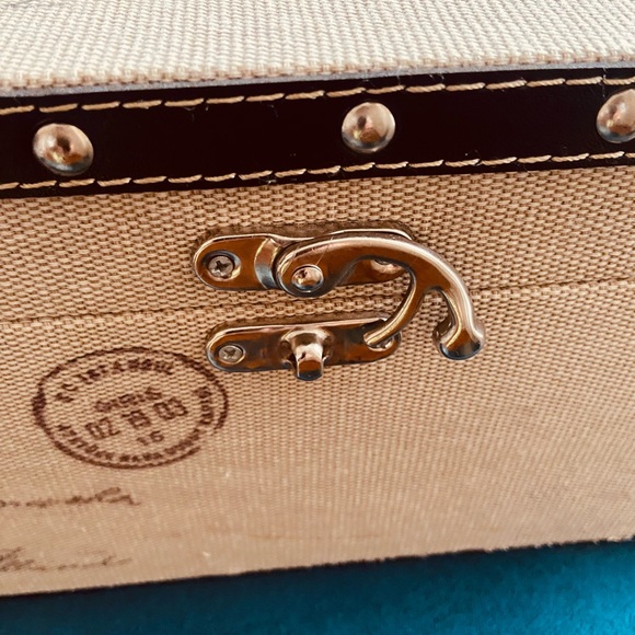 Beautiful White Rectangular Box - Picture 3 of 8